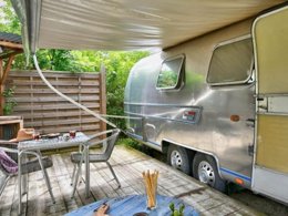 Camping Pas Cher vous présente avec son site Officiel campingpascher.fr, le Camping Le Château classé 3 étoiles, situé sur la commune de Hauterives dans le département Drome (Rhône Alpes) en France. Le camping Le Château, vous présente un hébergement de type caravane de 16 m² pour 2 personnes avec climatisation. Le camping Le Château vous propose du dimanche 13 septembre au dimanche 20 septembre 2026, en promotion à -15% pour 7 nuits à 802 € au lieu de 944,0 € soit une Économie de 142 €. Cette location propose 107 dates différentes pour réserver votre séjour. Découvrez également les 15 autres gammes d'hébergements du camping. Les Avis clients pour le Camping Le Château sont excellents avec une note moyenne de 9 sur 10. LacRivière, Piscine couverte, Piscine extérieure, Animations familiales, Club enfants, Aire de jeux enfants, Canoë-kayak, Centre équestre, Cyclisme, Golf, Parcours sportif, Ping-pong, Pétanque, Randonnée, Terrain de badminton, Terrain de volley-ball, Terrain multisports, Trampoline, Bar, Boulangerie, Plats à emporter, Snack/Bar, Supermarché,... En savoir plus : cliquez-ICI.