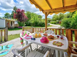 Camping Pas Cher vous présente avec son site Officiel campingpascher.fr, le Camping Le Château classé 3 étoiles, situé sur la commune de Hauterives dans le département Drome (Rhône Alpes) en France. Le camping Le Château, vous présente un hébergement de type tente en toile et bois de 35 m² pour 5 personnes. Le camping Le Château vous propose du dimanche 30 août au dimanche 06 septembre 2026, en promotion à -15% pour 7 nuits à 342 € au lieu de 402,5 € soit une Économie de 60,50 €. Cette location propose 101 dates différentes pour réserver votre séjour. Découvrez également les 15 autres gammes d'hébergements du camping. Les Avis clients pour le Camping Le Château sont excellents avec une note moyenne de 9 sur 10. LacRivière, Piscine couverte, Piscine extérieure, Animations familiales, Club enfants, Aire de jeux enfants, Canoë-kayak, Centre équestre, Cyclisme, Golf, Parcours sportif, Ping-pong, Pétanque, Randonnée, Terrain de badminton, Terrain de volley-ball, Terrain multisports, Trampoline, Bar, Boulangerie, Plats à emporter, Snack/Bar, Supermarché,... En savoir plus : cliquez-ICI.