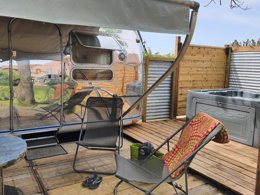 Camping Pas Cher vous présente avec son site Officiel campingpascher.fr, le Camping Le Château classé 3 étoiles, situé sur la commune de Hauterives dans le département Drome (Rhône Alpes) en France. Le camping Le Château, vous présente un hébergement de type mobil-home de 29 m² pour 6 personnes avec climatisation et télévision. Le camping Le Château vous proposeun séjour PAS CHER avec une REMISEdu jeudi 18 juin au jeudi 25 juin 2026, en promotion à -32% pour 7 nuits à 349 € au lieu de 515,0 € soit une Économie de 166 €. Cette location propose 108 dates différentes pour réserver votre séjour. Découvrez également les 15 autres gammes d'hébergements du camping. Les Avis clients pour le Camping Le Château sont excellents avec une note moyenne de 9 sur 10. LacRivière, Piscine couverte, Piscine extérieure, Animations familiales, Club enfants, Aire de jeux enfants, Canoë-kayak, Centre équestre, Cyclisme, Golf, Parcours sportif, Ping-pong, Pétanque, Randonnée, Terrain de badminton, Terrain de volley-ball, Terrain multisports, Trampoline, Bar, Boulangerie, Plats à emporter, Snack/Bar, Supermarché,... En savoir plus : cliquez-ICI.