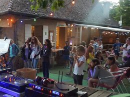 Camping Pas Cher vous présente avec son site Officiel campingpascher.fr, le Camping Le Château classé 3 étoiles, situé sur la commune de Hauterives dans le département Drome (Rhône Alpes) en France. Le camping Le Château, vous présente un hébergement de type tente en toile et bois de 30 m² pour 5 personnes. Le camping Le Château vous propose du sam. 29 août au sam. 05 septembre 2026, en promotion à -15% pour 7 nuits à 316 € au lieu de 372,0 € soit une Économie de 56 €. Cette location propose 124 dates différentes pour réserver votre séjour. Découvrez également les 15 autres gammes d'hébergements du camping. Les Avis clients pour le Camping Le Château sont excellents avec une note moyenne de 9 sur 10. LacRivière, Piscine couverte, Piscine extérieure, Animations familiales, Club enfants, Aire de jeux enfants, Canoë-kayak, Centre équestre, Cyclisme, Golf, Parcours sportif, Ping-pong, Pétanque, Randonnée, Terrain de badminton, Terrain de volley-ball, Terrain multisports, Trampoline, Bar, Boulangerie, Plats à emporter, Snack/Bar, Supermarché,... En savoir plus : cliquez-ICI.