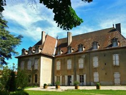 Camping Pas Cher vous présente avec son site Officiel campingpascher.fr, le Camping Le Château classé 3 étoiles, situé sur la commune de Hauterives dans le département Drome (Rhône Alpes) en France. Le camping Le Château, vous présente un hébergement de type bungalow toilé de 17 m² pour 4 personnes. Le camping Le Château vous propose du dimanche 30 août au dimanche 06 septembre 2026, en promotion à -15% pour 7 nuits à 265,50 € au lieu de 312,5 € soit une Économie de 47 €. Cette location propose 124 dates différentes pour réserver votre séjour. Découvrez également les 15 autres gammes d'hébergements du camping. Les Avis clients pour le Camping Le Château sont excellents avec une note moyenne de 9 sur 10. LacRivière, Piscine couverte, Piscine extérieure, Animations familiales, Club enfants, Aire de jeux enfants, Canoë-kayak, Centre équestre, Cyclisme, Golf, Parcours sportif, Ping-pong, Pétanque, Randonnée, Terrain de badminton, Terrain de volley-ball, Terrain multisports, Trampoline, Bar, Boulangerie, Plats à emporter, Snack/Bar, Supermarché,... En savoir plus : cliquez-ICI.