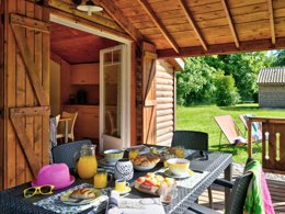 Camping Pas Cher vous présente avec son site Officiel campingpascher.fr, le Camping Le Château classé 3 étoiles, situé sur la commune de Hauterives dans le département Drome (Rhône Alpes) en France. Le camping Le Château, vous présente un hébergement de type tente en toile et bois de 8 m² pour 2 personnes. Le camping Le Château vous propose du dimanche 30 août au dimanche 06 septembre 2026, en promotion à -15% pour 7 nuits à 200 € au lieu de 235,5 € soit une Économie de 35,50 €. Cette location propose 161 dates différentes pour réserver votre séjour. Découvrez également les 15 autres gammes d'hébergements du camping. Les Avis clients pour le Camping Le Château sont excellents avec une note moyenne de 9 sur 10. LacRivière, Piscine couverte, Piscine extérieure, Animations familiales, Club enfants, Aire de jeux enfants, Canoë-kayak, Centre équestre, Cyclisme, Golf, Parcours sportif, Ping-pong, Pétanque, Randonnée, Terrain de badminton, Terrain de volley-ball, Terrain multisports, Trampoline, Bar, Boulangerie, Plats à emporter, Snack/Bar, Supermarché,... En savoir plus : cliquez-ICI.