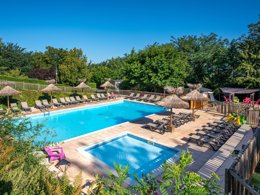 Camping Pas Cher vous présente avec son site Officiel campingpascher.fr, le Camping Flower La Châtaigneraie classé 4 étoiles, situé sur la commune de Anneyron dans le département Drome (Rhône-alpes) en France. Le camping Flower La Châtaigneraie vous propose un hébergement de type chalet de 25 m² pour 2 personnes. L'établissement vous propose 5 autres types d'hébergements. Découvrez tous nos séjours à petits prix dans la commune et aux alentours de Anneyron du département : Drome (Rhône-alpes). Les Avis clients pour le Camping Flower La Châtaigneraie sont excellents avec une note moyenne de 8 sur 10. Piscine chauffée, Piscine extérieure, Animation ados, Animation enfants, Animations familiales, Aire de jeux enfants, Baby-foot, Court de tennis, Golf, Ping-pong, Piscine, Pétanque, Terrain de badminton, Terrain de volley-ball, Terrain multisports, Bar, Dépôt de pain, Pizzeria, Snack/Bar, Épicerie,... En savoir plus : cliquez-ICI.