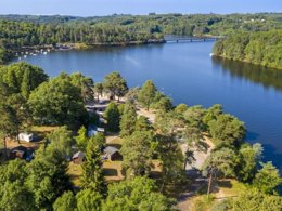 Camping Pas Cher vous présente avec son site Officiel campingpascher.fr, le Établissement La Petite Rivière, situé sur la commune de Clergoux dans le département Correze (Limousin) en France. L'établissement La Petite Rivière vous propose un hébergement de type mobilhome de 22 m². L'établissement vous propose 2 autres types d'hébergements. Découvrez tous nos séjours à petits prix dans la commune et aux alentours de Clergoux du département : Correze (Limousin).... En savoir plus : cliquez-ICI.