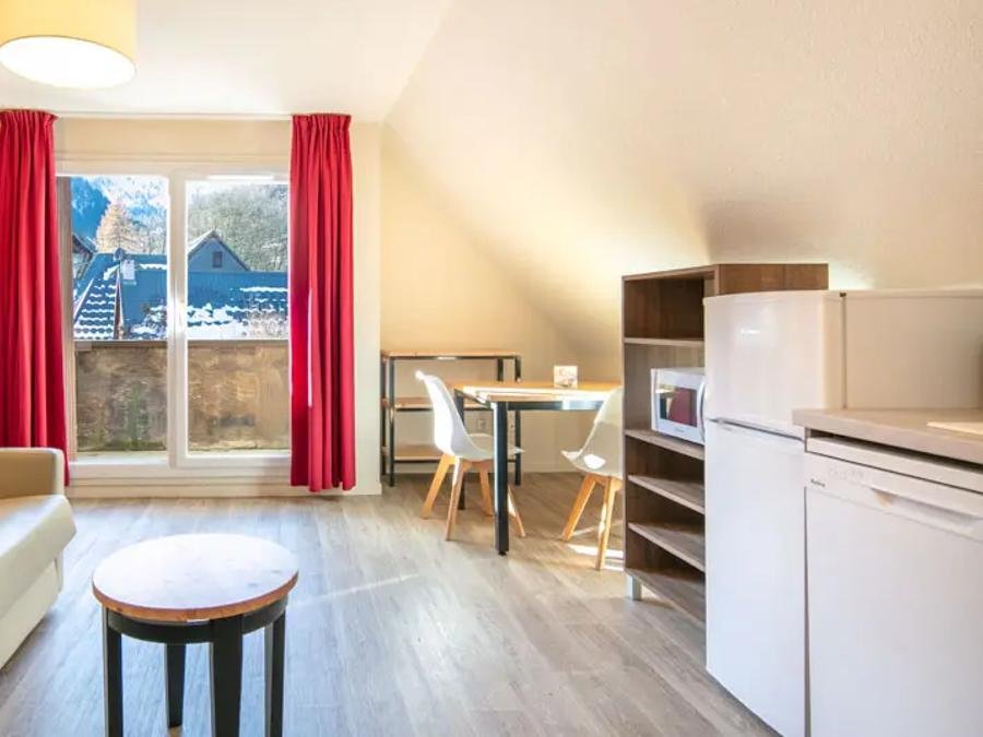 Camping Pas Cher vous présente avec son site Officiel campingpascher.fr, la Résidence De La Perrière classé 2 étoiles, située sur la commune de Saint Colomban Des Villards dans le département Savoie (Rhône Alpes) en France. La résidence De La Perrière vous propose un hébergement de type appartement de 33 m² pour 4 personnes (télévision). L'établissement vous propose 3 autres types d'hébergements. Découvrez tous nos séjours à petits prix dans la commune et aux alentours de Saint Colomban Des Villards du département : Savoie (Rhône Alpes). Randonnée, Restaurant, Épicerie,... En savoir plus : cliquez-ICI.