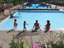 Camping Pas Cher vous présente avec son site Officiel campingpascher.fr, le Camping La Fressange classé 2 étoiles, situé sur la commune de Saint Didier En Velay dans le département Haute-loire (Auvergne) en France. Le camping La Fressange, vous présente un hébergement de type chalet de 35 m² et télévision. Le camping La Fressange vous propose du sam. 11 avril au sam. 18 avril 2026 pour 7 nuits à 380€. Cette location propose 122 dates différentes pour réserver votre séjour. Découvrez également les 3 autres gammes d'hébergements du camping. Les Avis clients pour le Camping La Fressange sont excellents avec une note moyenne de 9 sur 10. Piscine chauffée, Piscine extérieure, Animation ados, Animations familiales, Aire de jeux enfants, Court de tennis, Ping-pong, Pétanque, Randonnée, Tir à l’arc, Dépôt de pain,... En savoir plus : cliquez-ICI.