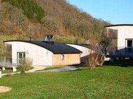 Camping Pas Cher vous présente avec son site Officiel campingpascher.fr, le Camping Village Vacances Du Lac De Menet classé 4 étoiles, situé sur la commune de Menet dans le département Cantal (Auvergne) en France. Le camping Village Vacances Du Lac De Menet, vous présente un hébergement de type chalet. Le camping Village Vacances Du Lac De Menet vous propose du sam. 07 février au sam. 14 février 2026 pour 7 nuits à 804€. Cette location propose 133 dates différentes pour réserver votre séjour. Découvrez également les 1 autres gammes d'hébergements du camping. Lac, Piscine chauffée, Piscine couverte, Animations familiales, Club enfants, Aire de jeux enfants, Cyclisme, Randonnée, Terrain multisports, Bar, Plats à emporter, Snack/Bar,... En savoir plus : cliquez-ICI.