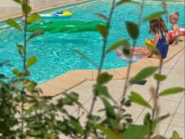 Camping Pas Cher vous présente avec son site Officiel campingpascher.fr, le Camping Domaine De Lallé classé 3 étoiles, situé sur la commune de Champagnac La Noaille dans le département Corrèze (Limousin) en France. Le camping Domaine De Lallé, vous présente un hébergement de type hébergement insolite pour 4 personnes. Le camping Domaine De Lallé vous propose du dimanche 30 août au dimanche 06 septembre 2026 pour 7 nuits à 525€. Cette location propose 34 dates différentes pour réserver votre séjour. Découvrez également les 3 autres gammes d'hébergements du camping. Piscine extérieure, Aire de jeux enfants, Aire de jeux forestière, Baby-foot, Canoë-kayak, Canyoning, Cyclisme, Escalade, Location de bateaux, Paddle, Ping-pong, Pédalo, Pétanque, Randonnée, Ski nautique, Sports nautiques, Surf, Tir à l’arc, Trampoline, Bar, Boulangerie, Dépôt de pain, Restaurant, Supermarché, Épicerie,... En savoir plus : cliquez-ICI.
