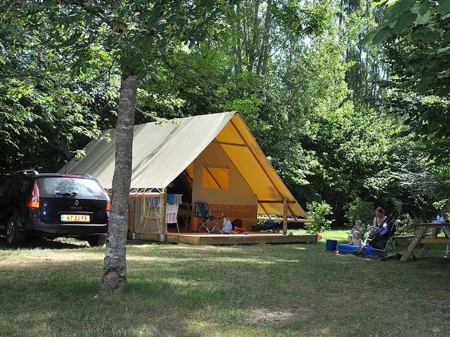 Camping Pas Cher vous présente avec son site Officiel campingpascher.fr, le Camping Brantôme Peyrelevade classé 4 étoiles, situé sur la commune de Brantome dans le département Dordogne (Aquitaine) en France. Le camping Brantôme Peyrelevade, vous présente un hébergement de type tente en toile et bois de 20 m² pour 4 personnes. Le camping Brantôme Peyrelevade vous propose du sam. 06 juin au sam. 13 juin 2026 avec un DÉPART DEMAIN pour 7 nuits à 175€. Cette location propose 75 dates différentes pour réserver votre séjour. Découvrez également les 23 autres gammes d'hébergements du camping. Les Avis clients pour le Camping Brantôme Peyrelevade sont excellents avec une note moyenne de 8 sur 10. Rivière, Piscine chauffée, Piscine extérieure, Animations familiales, Club enfants, Aire de jeux enfants, Ping-pong, Dépôt de pain, Snack/Bar,... En savoir plus : cliquez-ICI.