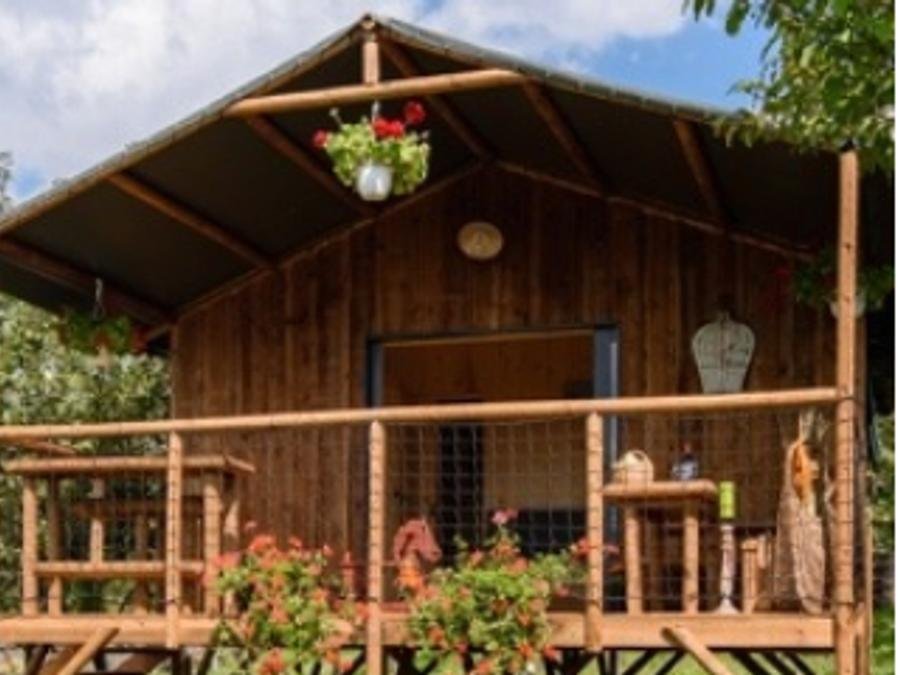 Camping Pas Cher vous présente avec son site Officiel campingpascher.fr, le Camping Brantôme Peyrelevade classé 4 étoiles, situé sur la commune de Brantome dans le département Dordogne (Aquitaine) en France. Le camping Brantôme Peyrelevade, vous présente un hébergement de type chalet de 27 m² pour 5 personnes et télévision. Le camping Brantôme Peyrelevade vous propose du dimanche 21 juin au dimanche 28 juin 2026 pour 7 nuits à 430€. Cette location propose 35 dates différentes pour réserver votre séjour. Découvrez également les 25 autres gammes d'hébergements du camping. Les Avis clients pour le Camping Brantôme Peyrelevade sont excellents avec une note moyenne de 8 sur 10. Rivière, Piscine chauffée, Piscine extérieure, Animations familiales, Club enfants, Aire de jeux enfants, Ping-pong, Dépôt de pain, Snack/Bar,... En savoir plus : cliquez-ICI.
