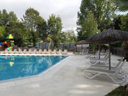 Camping Pas Cher vous présente avec son site Officiel campingpascher.fr, le Camping Brantôme Peyrelevade classé 4 étoiles, situé sur la commune de Brantome dans le département Dordogne (Aquitaine) en France. Le camping Brantôme Peyrelevade, vous présente un hébergement de type chalet de 21 m² pour 2 personnes. Le camping Brantôme Peyrelevade vous propose du vendredi 05 juin au vendredi 12 juin 2026 avec un DÉPART DEMAIN pour 7 nuits à 189€. Cette location propose 46 dates différentes pour réserver votre séjour. Découvrez également les 23 autres gammes d'hébergements du camping. Les Avis clients pour le Camping Brantôme Peyrelevade sont excellents avec une note moyenne de 8 sur 10. Rivière, Piscine chauffée, Piscine extérieure, Animations familiales, Club enfants, Aire de jeux enfants, Ping-pong, Dépôt de pain, Snack/Bar,... En savoir plus : cliquez-ICI.