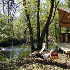 Camping Pas Cher vous présente avec son site Officiel campingpascher.fr, le Camping Brantôme Peyrelevade classé 4 étoiles, situé sur la commune de Brantome dans le département Dordogne (Aquitaine) en France. Le camping Brantôme Peyrelevade, vous présente un hébergement de type tente en toile et bois de 20 m². Le camping Brantôme Peyrelevade vous propose du sam. 09 mai au sam. 16 mai 2026 pour 7 nuits à 210€. Cette location propose 88 dates différentes pour réserver votre séjour. Découvrez également les 21 autres gammes d'hébergements du camping. Les Avis clients pour le Camping Brantôme Peyrelevade sont excellents avec une note moyenne de 8 sur 10. Rivière, Piscine chauffée, Piscine extérieure, Animations familiales, Club enfants, Aire de jeux enfants, Ping-pong, Dépôt de pain, Snack/Bar,... En savoir plus : cliquez-ICI.
