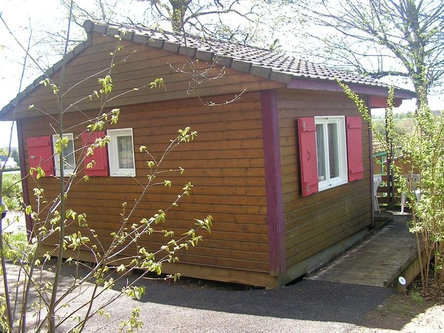 Camping Pas Cher vous présente avec son site Officiel campingpascher.fr, le Camping Du Lac De Bournazel classé 4 étoiles, situé sur la commune de Seilhac dans le département Corrèze (Limousin) en France. Le camping Du Lac De Bournazel vous propose un hébergement de type chalet de 23 m². L'établissement vous propose 7 autres types d'hébergements. Découvrez tous nos séjours à petits prix dans la commune et aux alentours de Seilhac du département : Corrèze (Limousin). Les Avis clients pour le Camping Du Lac De Bournazel sont excellents avec une note moyenne de 8 sur 10. Piscine chauffée, Piscine extérieure, Animations familiales, Aire de jeux enfants, Ping-pong, Pétanque, Bar, Dépôt de pain, Snack/Bar, Épicerie,... En savoir plus : cliquez-ICI.