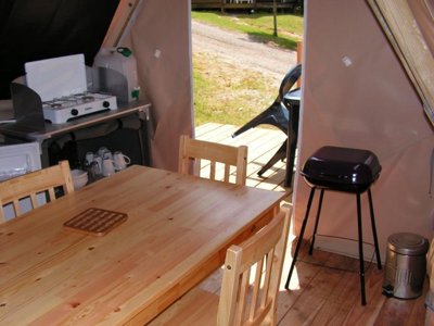 Cliquez pour découvrir toutes les photos de l'HÉBERGEMENT ! tente en toile et bois - Du Lac De Bournazel photo 3