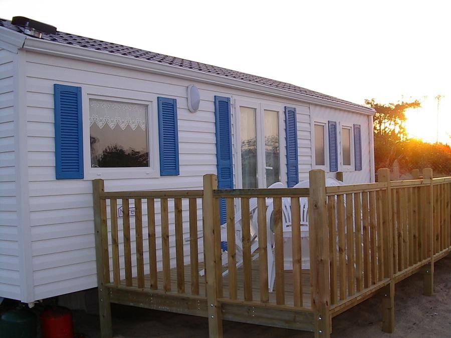 Camping Pas Cher vous présente avec son site Officiel campingpascher.fr, le Camping Soleil D'or classé 3 étoiles, situé sur la commune de Vendays Montalivet dans le département Gironde (Aquitaine) en France. Le camping Soleil D'or, vous présente un hébergement de type mobil-home. Le camping Soleil D'or vous propose du mercredi 23 septembre au mercredi 30 septembre 2026, en promotion à -17% pour 7 nuits à 294 € au lieu de 357,0 € soit une Économie de 63 €. Cette location propose 59 dates différentes pour réserver votre séjour. Découvrez également les 7 autres gammes d'hébergements du camping. Aire de jeux enfants, Baby-foot, Golf, Ping-pong, Piscine, Pétanque, Surf, Voile, Bar, Restaurant, Supermarché,... En savoir plus : cliquez-ICI.