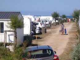 Camping Pas Cher vous présente avec son site Officiel campingpascher.fr, le Camping Soleil D'or classé 3 étoiles, situé sur la commune de Vendays Montalivet dans le département Gironde (Aquitaine) en France. Le camping Soleil D'or vous propose un hébergement de type lodge de 24 m² (télévision). L'établissement vous propose 8 autres types d'hébergements. Découvrez tous nos séjours à petits prix dans la commune et aux alentours de Vendays Montalivet du département : Gironde (Aquitaine). Aire de jeux enfants, Baby-foot, Golf, Ping-pong, Piscine, Pétanque, Surf, Voile, Bar, Restaurant, Supermarché,... En savoir plus : cliquez-ICI.