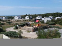 Camping Pas Cher vous présente avec son site Officiel campingpascher.fr, le Camping Soleil D'or classé 3 étoiles, situé sur la commune de Vendays Montalivet dans le département Gironde (Aquitaine) en France. Le camping Soleil D'or, vous présente un hébergement de type mobil-home de 28 m² avec climatisation et télévision. Le camping Soleil D'or vous propose du lundi 06 avril au lundi 13 avril 2026 pour 7 nuits à 260€. Cette location propose 126 dates différentes pour réserver votre séjour. Découvrez également les 6 autres gammes d'hébergements du camping. Aire de jeux enfants, Baby-foot, Golf, Ping-pong, Piscine, Pétanque, Surf, Voile, Bar, Restaurant, Supermarché,... En savoir plus : cliquez-ICI.