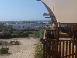 Camping Pas Cher vous présente avec son site Officiel campingpascher.fr, le Camping Soleil D'or classé 3 étoiles, situé sur la commune de Vendays Montalivet dans le département Gironde (Aquitaine) en France. Le camping Soleil D'or, vous présente un hébergement de type mobil-home de 30 m² avec climatisation et télévision. Le camping Soleil D'or vous propose du lundi 06 avril au lundi 13 avril 2026 pour 7 nuits à 274€. Cette location propose 126 dates différentes pour réserver votre séjour. Découvrez également les 6 autres gammes d'hébergements du camping. Aire de jeux enfants, Baby-foot, Golf, Ping-pong, Piscine, Pétanque, Surf, Voile, Bar, Restaurant, Supermarché,... En savoir plus : cliquez-ICI.