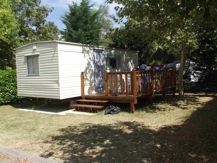 Camping Pas Cher vous présente avec son site Officiel campingpascher.fr, le Camping De L'Estuaire classé 4 étoiles, situé sur la commune de Saint Thomas De Conac dans le département Charente-maritime (Poitou Charentes) en France. Le camping De L'Estuaire, vous présente un hébergement de type bungalow de 18 m² pour 4 personnes et télévision. Le camping De L'Estuaire vous propose du sam. 22 août au sam. 29 août 2026, en promotion à -25% pour 7 nuits à 300 € au lieu de 400,0 € soit une Économie de 100 €. Cette location propose 5 dates différentes pour réserver votre séjour. Découvrez également les 10 autres gammes d'hébergements du camping. Les Avis clients pour le Camping De L'Estuaire sont excellents avec une note moyenne de 8 sur 10. MerRivièreÉtang, Piscine extérieure, Animation enfants, Animations familiales, Aire de jeux enfants, Baby-foot, Centre équestre, Court de tennis, Cyclisme, Golf, Ping-pong, Piscine, Pétanque, Randonnée, Salle de fitness, Voile, Dépôt de pain, Pizzeria, Plats à emporter, Snack/Bar, Supermarché, Épicerie,... En savoir plus : cliquez-ICI.