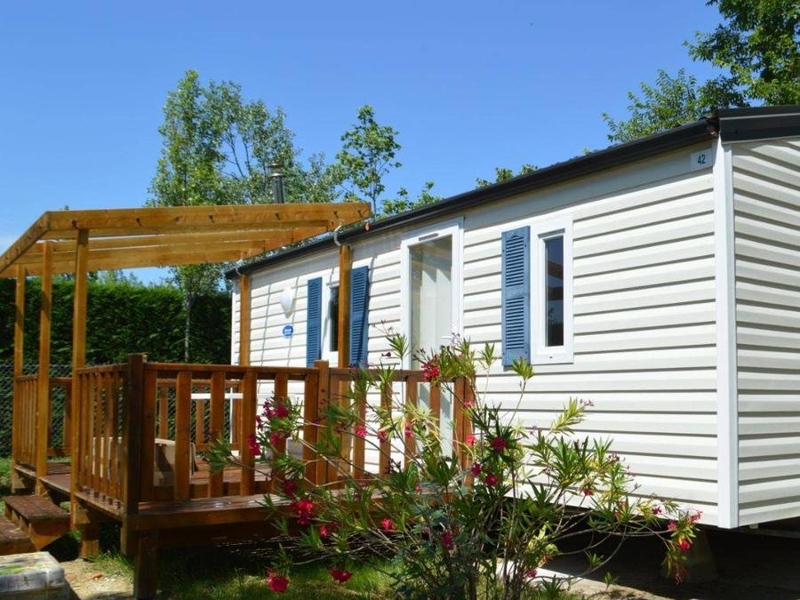 Camping Pas Cher vous présente avec son site Officiel campingpascher.fr, le Camping De L'Estuaire classé 4 étoiles, situé sur la commune de Saint Thomas De Conac dans le département Charente-maritime (Poitou Charentes) en France. Le camping De L'Estuaire vous propose un hébergement de type mobil-home de 25 m² (télévision). L'établissement vous propose 10 autres types d'hébergements. Découvrez tous nos séjours à petits prix dans la commune et aux alentours de Saint Thomas De Conac du département : Charente-maritime (Poitou Charentes). Les Avis clients pour le Camping De L'Estuaire sont excellents avec une note moyenne de 8 sur 10. MerRivièreÉtang, Piscine extérieure, Animation enfants, Animations familiales, Aire de jeux enfants, Baby-foot, Centre équestre, Court de tennis, Cyclisme, Golf, Ping-pong, Piscine, Pétanque, Randonnée, Salle de fitness, Voile, Dépôt de pain, Pizzeria, Plats à emporter, Snack/Bar, Supermarché, Épicerie,... En savoir plus : cliquez-ICI.