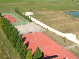 Camping Pas Cher vous présente avec son site Officiel campingpascher.fr, le Camping De L'Estuaire classé 4 étoiles, situé sur la commune de Saint Thomas De Conac dans le département Charente-maritime (Poitou Charentes) en France. Le camping De L'Estuaire, vous présente un hébergement de type chalet de 25 m² pour 4 personnes et télévision. Le camping De L'Estuaire vous propose du sam. 27 juin au sam. 04 juillet 2026 pour 7 nuits à 590€. Cette location propose 9 dates différentes pour réserver votre séjour. Découvrez également les 10 autres gammes d'hébergements du camping. Les Avis clients pour le Camping De L'Estuaire sont excellents avec une note moyenne de 8 sur 10. MerRivièreÉtang, Piscine extérieure, Animation enfants, Animations familiales, Aire de jeux enfants, Baby-foot, Centre équestre, Court de tennis, Cyclisme, Golf, Ping-pong, Piscine, Pétanque, Randonnée, Salle de fitness, Voile, Dépôt de pain, Pizzeria, Plats à emporter, Snack/Bar, Supermarché, Épicerie,... En savoir plus : cliquez-ICI.