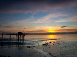 Camping Pas Cher vous présente avec son site Officiel campingpascher.fr, le Camping De L'Estuaire classé 4 étoiles, situé sur la commune de Saint Thomas De Conac dans le département Charente-maritime (Poitou Charentes) en France. Le camping De L'Estuaire, vous présente un hébergement de type mobil-home de 34 m² pour 2 personnes et télévision. Le camping De L'Estuaire vous propose du sam. 27 juin au sam. 04 juillet 2026 pour 7 nuits à 610€. Cette location propose 9 dates différentes pour réserver votre séjour. Découvrez également les 10 autres gammes d'hébergements du camping. Les Avis clients pour le Camping De L'Estuaire sont excellents avec une note moyenne de 8 sur 10. MerRivièreÉtang, Piscine extérieure, Animation enfants, Animations familiales, Aire de jeux enfants, Baby-foot, Centre équestre, Court de tennis, Cyclisme, Golf, Ping-pong, Piscine, Pétanque, Randonnée, Salle de fitness, Voile, Dépôt de pain, Pizzeria, Plats à emporter, Snack/Bar, Supermarché, Épicerie,... En savoir plus : cliquez-ICI.