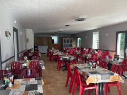 Camping Pas Cher vous présente avec son site Officiel campingpascher.fr, le Camping De L'Estuaire classé 4 étoiles, situé sur la commune de Saint Thomas De Conac dans le département Charente-maritime (Poitou Charentes) en France. Le camping De L'Estuaire, vous présente un hébergement de type chalet pour 6 personnes et télévision. Le camping De L'Estuaire vous propose du sam. 27 juin au sam. 04 juillet 2026 pour 7 nuits à 620€. Cette location propose 58 dates différentes pour réserver votre séjour. Découvrez également les 10 autres gammes d'hébergements du camping. Les Avis clients pour le Camping De L'Estuaire sont excellents avec une note moyenne de 8 sur 10. MerRivièreÉtang, Piscine extérieure, Animation enfants, Animations familiales, Aire de jeux enfants, Baby-foot, Centre équestre, Court de tennis, Cyclisme, Golf, Ping-pong, Piscine, Pétanque, Randonnée, Salle de fitness, Voile, Dépôt de pain, Pizzeria, Plats à emporter, Snack/Bar, Supermarché, Épicerie,... En savoir plus : cliquez-ICI.