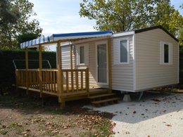 Camping Pas Cher vous présente avec son site Officiel campingpascher.fr, le Camping De L'Estuaire classé 4 étoiles, situé sur la commune de Saint Thomas De Conac dans le département Charente-maritime (Poitou Charentes) en France. Le camping De L'Estuaire, vous présente un hébergement de type mobil-home de 21 m² pour 4 personnes et télévision. Le camping De L'Estuaire vous propose du sam. 27 juin au sam. 04 juillet 2026 pour 7 nuits à 550€. Cette location propose 9 dates différentes pour réserver votre séjour. Découvrez également les 10 autres gammes d'hébergements du camping. Les Avis clients pour le Camping De L'Estuaire sont excellents avec une note moyenne de 8 sur 10. MerRivièreÉtang, Piscine extérieure, Animation enfants, Animations familiales, Aire de jeux enfants, Baby-foot, Centre équestre, Court de tennis, Cyclisme, Golf, Ping-pong, Piscine, Pétanque, Randonnée, Salle de fitness, Voile, Dépôt de pain, Pizzeria, Plats à emporter, Snack/Bar, Supermarché, Épicerie,... En savoir plus : cliquez-ICI.