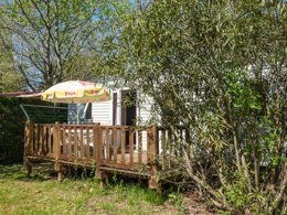 Camping Pas Cher vous présente avec son site Officiel campingpascher.fr, le Camping De L'Estuaire classé 4 étoiles, situé sur la commune de Saint Thomas De Conac dans le département Charente-maritime (Poitou Charentes) en France. Le camping De L'Estuaire, vous présente un hébergement de type mobil-home de 34 m² pour 2 personnes et télévision. Le camping De L'Estuaire vous propose du sam. 27 juin au sam. 04 juillet 2026 pour 7 nuits à 610€. Cette location propose 9 dates différentes pour réserver votre séjour. Découvrez également les 10 autres gammes d'hébergements du camping. Les Avis clients pour le Camping De L'Estuaire sont excellents avec une note moyenne de 8 sur 10. MerRivièreÉtang, Piscine extérieure, Animation enfants, Animations familiales, Aire de jeux enfants, Baby-foot, Centre équestre, Court de tennis, Cyclisme, Golf, Ping-pong, Piscine, Pétanque, Randonnée, Salle de fitness, Voile, Dépôt de pain, Pizzeria, Plats à emporter, Snack/Bar, Supermarché, Épicerie,... En savoir plus : cliquez-ICI.