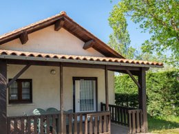 Camping Pas Cher vous présente avec son site Officiel campingpascher.fr, le Camping De L'Estuaire classé 4 étoiles, situé sur la commune de Saint Thomas De Conac dans le département Charente-maritime (Poitou Charentes) en France. Le camping De L'Estuaire, vous présente un hébergement de type chalet pour 6 personnes et télévision. Le camping De L'Estuaire vous propose du sam. 27 juin au sam. 04 juillet 2026 pour 7 nuits à 620€. Cette location propose 58 dates différentes pour réserver votre séjour. Découvrez également les 10 autres gammes d'hébergements du camping. Les Avis clients pour le Camping De L'Estuaire sont excellents avec une note moyenne de 8 sur 10. MerRivièreÉtang, Piscine extérieure, Animation enfants, Animations familiales, Aire de jeux enfants, Baby-foot, Centre équestre, Court de tennis, Cyclisme, Golf, Ping-pong, Piscine, Pétanque, Randonnée, Salle de fitness, Voile, Dépôt de pain, Pizzeria, Plats à emporter, Snack/Bar, Supermarché, Épicerie,... En savoir plus : cliquez-ICI.