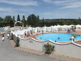 Camping Pas Cher vous présente avec son site Officiel campingpascher.fr, le Camping De L'Estuaire classé 4 étoiles, situé sur la commune de Saint Thomas De Conac dans le département Charente-maritime (Poitou Charentes) en France. Le camping De L'Estuaire, vous présente un hébergement de type mobil-home de 21 m² pour 4 personnes et télévision. Le camping De L'Estuaire vous propose du sam. 27 juin au sam. 04 juillet 2026 pour 7 nuits à 450€. Cette location propose 10 dates différentes pour réserver votre séjour. Découvrez également les 10 autres gammes d'hébergements du camping. Les Avis clients pour le Camping De L'Estuaire sont excellents avec une note moyenne de 8 sur 10. MerRivièreÉtang, Piscine extérieure, Animation enfants, Animations familiales, Aire de jeux enfants, Baby-foot, Centre équestre, Court de tennis, Cyclisme, Golf, Ping-pong, Piscine, Pétanque, Randonnée, Salle de fitness, Voile, Dépôt de pain, Pizzeria, Plats à emporter, Snack/Bar, Supermarché, Épicerie,... En savoir plus : cliquez-ICI.