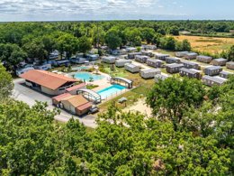 Camping Pas Cher vous présente avec son site Officiel campingpascher.fr, le Camping Vieux Moulin classé 3 étoiles, situé sur la commune de Vensac dans le département Gironde (Aquitaine) en France. Le camping Vieux Moulin vous propose un hébergement de type lodge. L'établissement vous propose 5 autres types d'hébergements. Découvrez tous nos séjours à petits prix dans la commune et aux alentours de Vensac du département : Gironde (Aquitaine). Les Avis clients pour le Camping Vieux Moulin sont excellents avec une note moyenne de 8 sur 10. Lagon, Piscine couverte, Animations familiales, Aire de jeux enfants, Ping-pong, Surf, Terrain de beach-volley,... En savoir plus : cliquez-ICI.