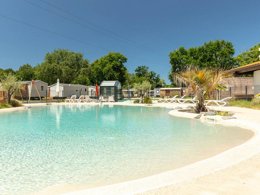 Camping Pas Cher vous présente avec son site Officiel campingpascher.fr, le Camping Vieux Moulin classé 3 étoiles, situé sur la commune de Vensac dans le département Gironde (Aquitaine) en France. Le camping Vieux Moulin vous propose un hébergement de type lodge. L'établissement vous propose 6 autres types d'hébergements. Découvrez tous nos séjours à petits prix dans la commune et aux alentours de Vensac du département : Gironde (Aquitaine). Les Avis clients pour le Camping Vieux Moulin sont excellents avec une note moyenne de 8 sur 10. Lagon, Piscine couverte, Animations familiales, Aire de jeux enfants, Ping-pong, Surf, Terrain de beach-volley,... En savoir plus : cliquez-ICI.
