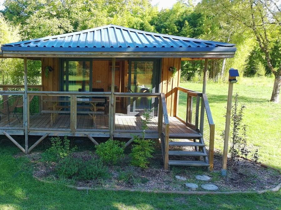 Camping Pas Cher vous présente avec son site Officiel campingpascher.fr, le Camping Des Tourbières classé 3 étoiles, situé sur la commune de Vendoire dans le département Dordogne (Aquitaine) en France. Le camping Des Tourbières, vous présente un hébergement de type chalet de 60 m² pour 1 personne. Le camping Des Tourbières vous propose du vendredi 28 août au vendredi 04 septembre 2026 pour 7 nuits à 825€. Cette location propose 23 dates différentes pour réserver votre séjour. Découvrez également les 12 autres gammes d'hébergements du camping. Les Avis clients pour le Camping Des Tourbières sont excellents avec une note moyenne de 8 sur 10. Piscine chauffée, Piscine extérieure, Animations familiales, Aire de jeux enfants, Baby-foot, Ping-pong, Piscine, Pétanque, Terrain multisports, Bar, Boulangerie, Épicerie,... En savoir plus : cliquez-ICI.