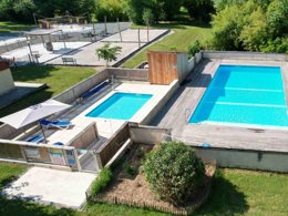 Camping Pas Cher vous présente avec son site Officiel campingpascher.fr, le Camping Des Tourbières classé 3 étoiles, situé sur la commune de Vendoire dans le département Dordogne (Aquitaine) en France. Le camping Des Tourbières, vous présente un hébergement de type tente en toile et bois de 40 m² pour 2 personnes. Le camping Des Tourbières vous propose du dimanche 21 juin au dimanche 28 juin 2026, en promotion à -26% pour 7 nuits à 245,50 € au lieu de 335,5 € soit une Économie de 90 €. Cette location propose 57 dates différentes pour réserver votre séjour. Découvrez également les 12 autres gammes d'hébergements du camping. Les Avis clients pour le Camping Des Tourbières sont excellents avec une note moyenne de 8 sur 10. Piscine chauffée, Piscine extérieure, Animations familiales, Aire de jeux enfants, Baby-foot, Ping-pong, Piscine, Pétanque, Terrain multisports, Bar, Boulangerie, Épicerie,... En savoir plus : cliquez-ICI.