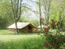 Camping Pas Cher vous présente avec son site Officiel campingpascher.fr, le Camping Des Tourbières classé 3 étoiles, situé sur la commune de Vendoire dans le département Dordogne (Aquitaine) en France. Le camping Des Tourbières, vous présente un hébergement de type tente en toile et bois de 41 m² pour 2 personnes. Le camping Des Tourbières vous proposeun séjour PAS CHER avec une REMISEdu sam. 30 mai au sam. 06 juin 2026, en promotion à -30% pour 7 nuits à 294 € au lieu de 420,0 € soit une Économie de 126 €. Cette location propose 153 dates différentes pour réserver votre séjour. Découvrez également les 12 autres gammes d'hébergements du camping. Les Avis clients pour le Camping Des Tourbières sont excellents avec une note moyenne de 8 sur 10. Piscine chauffée, Piscine extérieure, Animations familiales, Aire de jeux enfants, Baby-foot, Ping-pong, Piscine, Pétanque, Terrain multisports, Bar, Boulangerie, Épicerie,... En savoir plus : cliquez-ICI.