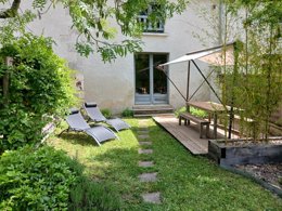 Camping Pas Cher vous présente avec son site Officiel campingpascher.fr, le Camping Des Tourbières classé 3 étoiles, situé sur la commune de Vendoire dans le département Dordogne (Aquitaine) en France. Le camping Des Tourbières, vous présente un hébergement de type maison de campagne de 85 m². Le camping Des Tourbières vous proposeun séjour PAS CHER avec une REMISEdu jeudi 30 avril au jeudi 07 mai 2026, en promotion à -30% pour 7 nuits à 652,50 € au lieu de 932,5 € soit une Économie de 280 €. Cette location propose 138 dates différentes pour réserver votre séjour. Découvrez également les 12 autres gammes d'hébergements du camping. Les Avis clients pour le Camping Des Tourbières sont excellents avec une note moyenne de 8 sur 10. Piscine chauffée, Piscine extérieure, Animations familiales, Aire de jeux enfants, Baby-foot, Ping-pong, Piscine, Pétanque, Terrain multisports, Bar, Boulangerie, Épicerie,... En savoir plus : cliquez-ICI.