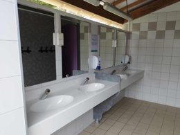 Camping Pas Cher vous présente avec son site Officiel campingpascher.fr, le Camping Des Tourbières classé 3 étoiles, situé sur la commune de Vendoire dans le département Dordogne (Aquitaine) en France. Le camping Des Tourbières, vous présente un hébergement de type maison de campagne de 85 m². Le camping Des Tourbières vous proposeun séjour PAS CHER avec une REMISEdu jeudi 30 avril au jeudi 07 mai 2026, en promotion à -30% pour 7 nuits à 652,50 € au lieu de 932,5 € soit une Économie de 280 €. Cette location propose 138 dates différentes pour réserver votre séjour. Découvrez également les 12 autres gammes d'hébergements du camping. Les Avis clients pour le Camping Des Tourbières sont excellents avec une note moyenne de 8 sur 10. Piscine chauffée, Piscine extérieure, Animations familiales, Aire de jeux enfants, Baby-foot, Ping-pong, Piscine, Pétanque, Terrain multisports, Bar, Boulangerie, Épicerie,... En savoir plus : cliquez-ICI.