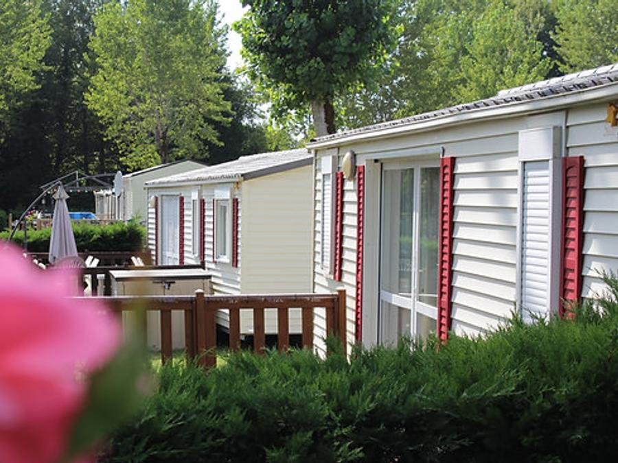 Camping Pas Cher vous présente avec son site Officiel campingpascher.fr, le Camping L'Etang Bleu, situé sur la commune de Vieux Mareuil dans le département Dordogne (Aquitaine) en France. Le camping L'Etang Bleu, vous présente un hébergement de type mobil-home. Le camping L'Etang Bleu vous propose du mercredi 09 septembre au mercredi 16 septembre 2026 pour 7 nuits à 315€. Cette location propose 18 dates différentes pour réserver votre séjour. Découvrez également les 2 autres gammes d'hébergements du camping. Les Avis clients pour le Camping L'Etang Bleu sont excellents avec une note moyenne de 9 sur 10. Piscine extérieure, Aire de jeux enfants, Canoë-kayak, Centre équestre, Randonnée, Salle de fitness, Bar,... En savoir plus : cliquez-ICI.