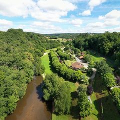 Camping Pas Cher vous présente avec son site Officiel campingpascher.fr, le Établissement La Chatonnière, situé sur la commune de Jumilhac Le Grand dans le département Dordogne (Aquitaine) en France. L'établissement La Chatonnière vous propose un hébergement de type tente toile et bois de 38 m². L'établissement vous propose 2 autres types d'hébergements. Découvrez tous nos séjours à petits prix dans la commune et aux alentours de Jumilhac Le Grand du département : Dordogne (Aquitaine).... En savoir plus : cliquez-ICI.
