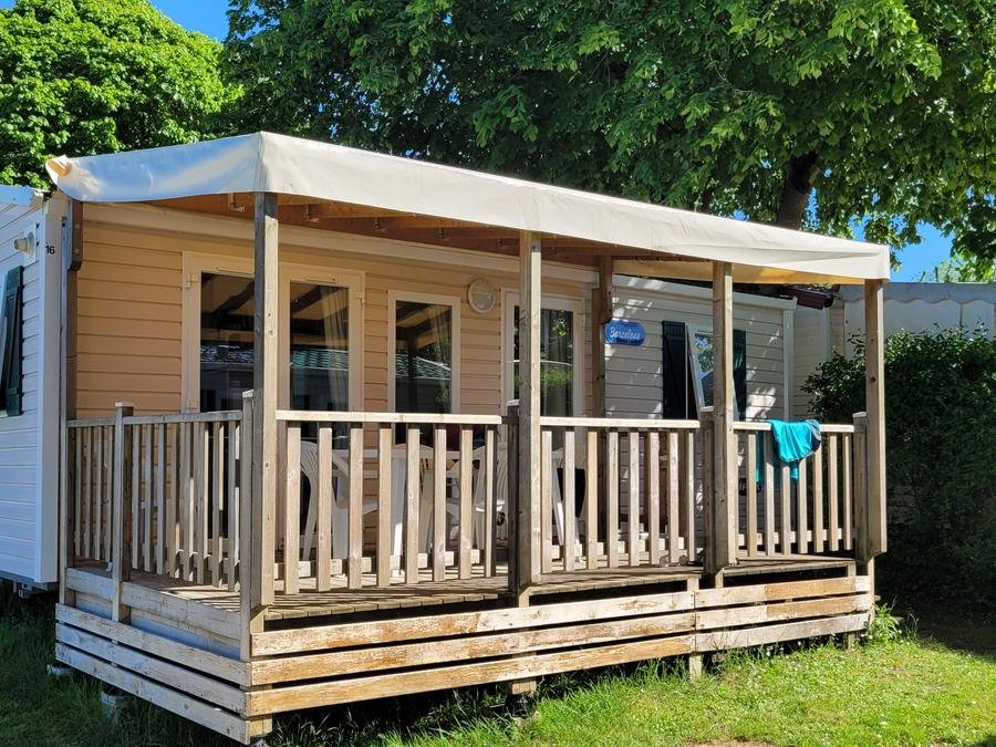 Camping Pas Cher vous présente avec son site Officiel campingpascher.fr, le Camping Bellevue classé 2 étoiles, situé sur la commune de Barzan dans le département Charente-maritime (Poitou Charentes) en France. Le camping Bellevue vous propose un hébergement de type mobil-home de 28 m² (télévision). L'établissement vous propose 6 autres types d'hébergements. Découvrez tous nos séjours à petits prix dans la commune et aux alentours de Barzan du département : Charente-maritime (Poitou Charentes). Les Avis clients pour le Camping Bellevue sont de 7 sur 10. Piscine chauffée, Piscine extérieure, Aire de jeux enfants, Baby-foot, Centre équestre, Pétanque, Voile, Bar, Boulangerie, Snack/Bar,... En savoir plus : cliquez-ICI.