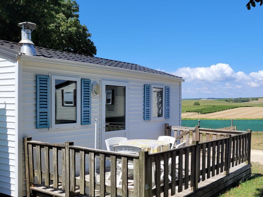 Camping Pas Cher vous présente avec son site Officiel campingpascher.fr, le Camping Bellevue classé 2 étoiles, situé sur la commune de Barzan dans le département Charente-maritime (Poitou Charentes) en France. Le camping Bellevue, vous présente un hébergement de type mobil-home et télévision. Le camping Bellevue vous propose du sam. 12 septembre au sam. 19 septembre 2026 pour 7 nuits à 205€. Cette location propose 30 dates différentes pour réserver votre séjour. Découvrez également les 4 autres gammes d'hébergements du camping. Les Avis clients pour le Camping Bellevue sont excellents avec une note moyenne de 8 sur 10. Piscine chauffée, Piscine extérieure, Aire de jeux enfants, Baby-foot, Centre équestre, Pétanque, Voile, Bar, Boulangerie, Snack/Bar,... En savoir plus : cliquez-ICI.