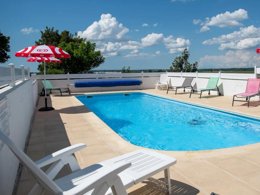 Camping Pas Cher vous présente avec son site Officiel campingpascher.fr, le Camping Bellevue classé 2 étoiles, situé sur la commune de Barzan dans le département Charente-maritime (Poitou Charentes) en France. Le camping Bellevue vous propose un hébergement de type hébergement insolite de 5 m² pour 2 personnes. L'établissement vous propose 6 autres types d'hébergements. Découvrez tous nos séjours à petits prix dans la commune et aux alentours de Barzan du département : Charente-maritime (Poitou Charentes). Les Avis clients pour le Camping Bellevue sont excellents avec une note moyenne de 8 sur 10. Piscine chauffée, Piscine extérieure, Aire de jeux enfants, Baby-foot, Centre équestre, Pétanque, Voile, Bar, Boulangerie, Snack/Bar,... En savoir plus : cliquez-ICI.