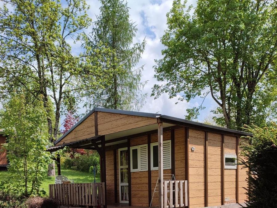 Camping Pas Cher vous présente avec son site Officiel campingpascher.fr, le Camping La Vallée classé 2 étoiles, situé sur la commune de La Tour D'auvergne dans le département Puy-de-dôme (Auvergne) en France. Le camping La Vallée, vous présente un hébergement de type chalet pour 5 personnes et télévision. Le camping La Vallée vous propose du vendredi 05 juin au vendredi 12 juin 2026 avec un DÉPART DEMAIN pour 7 nuits à 480€. Cette location propose 35 dates différentes pour réserver votre séjour. Découvrez également les 23 autres gammes d'hébergements du camping. Les Avis clients pour le Camping La Vallée sont excellents avec une note moyenne de 8 sur 10. Animations familiales, Aire de jeux enfants, Baby-foot, Boulangerie, Bureau de tabac, Dépôt de pain, Snack/Bar, Épicerie,... En savoir plus : cliquez-ICI.