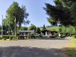 Camping Pas Cher vous présente avec son site Officiel campingpascher.fr, le Camping La Vallée classé 2 étoiles, situé sur la commune de La Tour D'auvergne dans le département Puy-de-dôme (Auvergne) en France. Le camping La Vallée, vous présente un hébergement de type chalet pour 5 personnes et télévision. Le camping La Vallée vous propose du dimanche 10 mai au dimanche 17 mai 2026 pour 7 nuits à 460€. Cette location propose 75 dates différentes pour réserver votre séjour. Découvrez également les 23 autres gammes d'hébergements du camping. Les Avis clients pour le Camping La Vallée sont excellents avec une note moyenne de 8 sur 10. Animations familiales, Aire de jeux enfants, Baby-foot, Boulangerie, Bureau de tabac, Dépôt de pain, Snack/Bar, Épicerie,... En savoir plus : cliquez-ICI.