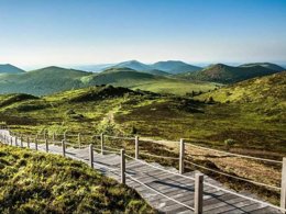 Camping Pas Cher vous présente avec son site Officiel campingpascher.fr, le Camping La Vallée classé 2 étoiles, situé sur la commune de La Tour D'auvergne dans le département Puy-de-dôme (Auvergne) en France. Le camping La Vallée, vous présente un hébergement de type mobil-home pour 4 personnes et télévision. Le camping La Vallée vous propose du dimanche 10 mai au dimanche 17 mai 2026 pour 7 nuits à 437€. Cette location propose 75 dates différentes pour réserver votre séjour. Découvrez également les 23 autres gammes d'hébergements du camping. Les Avis clients pour le Camping La Vallée sont excellents avec une note moyenne de 8 sur 10. Animations familiales, Aire de jeux enfants, Baby-foot, Boulangerie, Bureau de tabac, Dépôt de pain, Snack/Bar, Épicerie,... En savoir plus : cliquez-ICI.