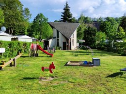 Camping Pas Cher vous présente avec son site Officiel campingpascher.fr, le Camping La Vallée classé 2 étoiles, situé sur la commune de La Tour D'auvergne dans le département Puy-de-dôme (Auvergne) en France. Le camping La Vallée, vous présente un hébergement de type mobil-home pour 4 personnes et télévision. Le camping La Vallée vous propose du dimanche 10 mai au dimanche 17 mai 2026 pour 7 nuits à 437€. Cette location propose 75 dates différentes pour réserver votre séjour. Découvrez également les 23 autres gammes d'hébergements du camping. Les Avis clients pour le Camping La Vallée sont excellents avec une note moyenne de 8 sur 10. Animations familiales, Aire de jeux enfants, Baby-foot, Boulangerie, Bureau de tabac, Dépôt de pain, Snack/Bar, Épicerie,... En savoir plus : cliquez-ICI.