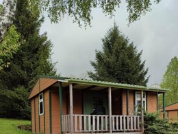 Camping Pas Cher vous présente avec son site Officiel campingpascher.fr, le Camping La Vallée classé 2 étoiles, situé sur la commune de La Tour D'auvergne dans le département Puy-de-dôme (Auvergne) en France. Le camping La Vallée, vous présente un hébergement de type mobil-home de 21 m² pour 3 personnes et télévision. Le camping La Vallée vous propose du dimanche 10 mai au dimanche 17 mai 2026 pour 7 nuits à 379.5€. Cette location propose 75 dates différentes pour réserver votre séjour. Découvrez également les 23 autres gammes d'hébergements du camping. Les Avis clients pour le Camping La Vallée sont excellents avec une note moyenne de 8 sur 10. Animations familiales, Aire de jeux enfants, Baby-foot, Boulangerie, Bureau de tabac, Dépôt de pain, Snack/Bar, Épicerie,... En savoir plus : cliquez-ICI.