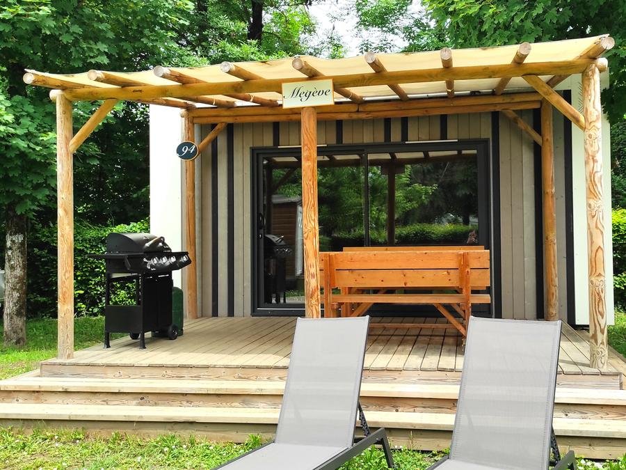Camping Pas Cher vous présente avec son site Officiel campingpascher.fr, le Camping Family's Le Savoy classé 4 étoiles, situé sur la commune de Challes Les Eaux dans le département Savoie (Rhône Alpes) en France. Le camping Family's Le Savoy, vous présente un hébergement de type mobil-home de 20 m² pour 3 personnes avec climatisation et télévision. Le camping Family's Le Savoy vous propose du sam. 29 août au sam. 05 septembre 2026, en promotion à -15% pour 7 nuits à 386,75 € au lieu de 455,0 € soit une Économie de 68,25 €. Cette location propose 36 dates différentes pour réserver votre séjour. Découvrez également les 13 autres gammes d'hébergements du camping. Les Avis clients pour le Camping Family's Le Savoy sont excellents avec une note moyenne de 8 sur 10. Lac, Piscine extérieure, Animations familiales, Aire de jeux enfants, Centre équestre, Ping-pong, Pétanque, Trampoline, Boulangerie, Bureau de tabac, Dépôt de pain, Snack/Bar, Station-service, Supermarché, Épicerie,... En savoir plus : cliquez-ICI.