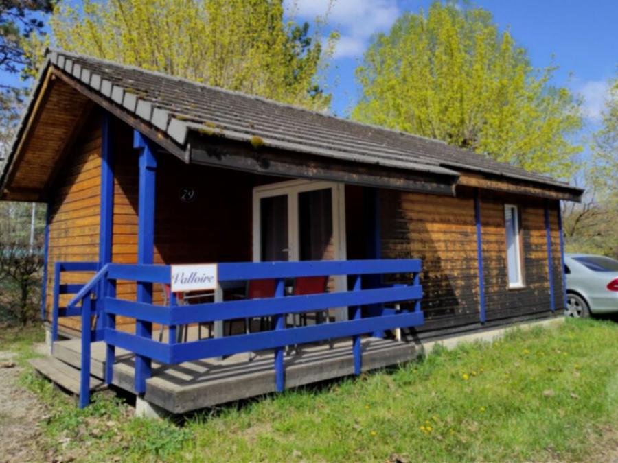 Camping Pas Cher vous présente avec son site Officiel campingpascher.fr, le Camping Family's Le Savoy classé 4 étoiles, situé sur la commune de Challes Les Eaux dans le département Savoie (Rhône Alpes) en France. Le camping Family's Le Savoy vous propose un hébergement de type chalet. L'établissement vous propose 13 autres types d'hébergements. Découvrez tous nos séjours à petits prix dans la commune et aux alentours de Challes Les Eaux du département : Savoie (Rhône Alpes). Les Avis clients pour le Camping Family's Le Savoy sont excellents avec une note moyenne de 8 sur 10. Lac, Piscine extérieure, Animations familiales, Aire de jeux enfants, Centre équestre, Ping-pong, Pétanque, Trampoline, Boulangerie, Bureau de tabac, Dépôt de pain, Snack/Bar, Station-service, Supermarché, Épicerie,... En savoir plus : cliquez-ICI.